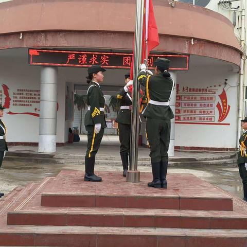 舞钢师范举行以“热辣滚烫逐梦想 龙马精神再启航”为主题的升旗仪式