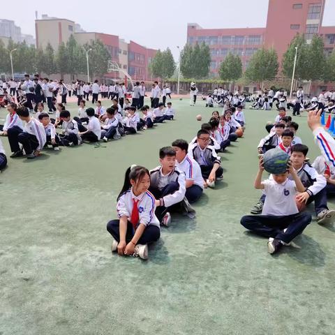 “传球接力”——民权县育才学校五年级班级活动