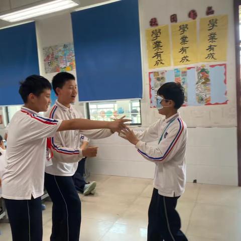 民权县育才学校五年级——“蒙眼敲锣”班级活动