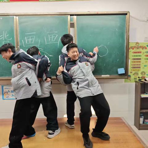 民权县育才学校——五、六年级“背对背画画”班级活动