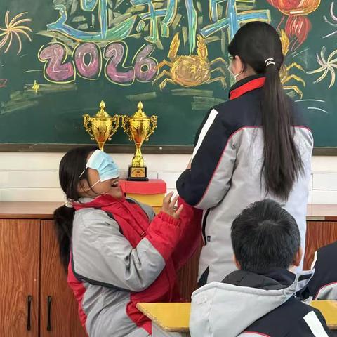 民权县育才学校——五、六年级"蒙眼吃美食"班级活动