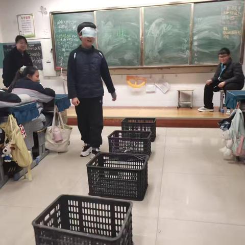 民权县育才学校——五、六年级“蒙眼走路”班级趣味活动