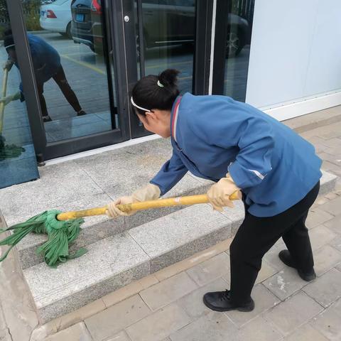 精细化工项目值班人员工作汇报：项目巡查，打扫领导办公室，打扫公共区域卫生，给领导洗床单，甲方值班人员铺床褥。