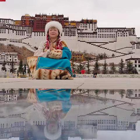 在布达拉宫的脚下祈福