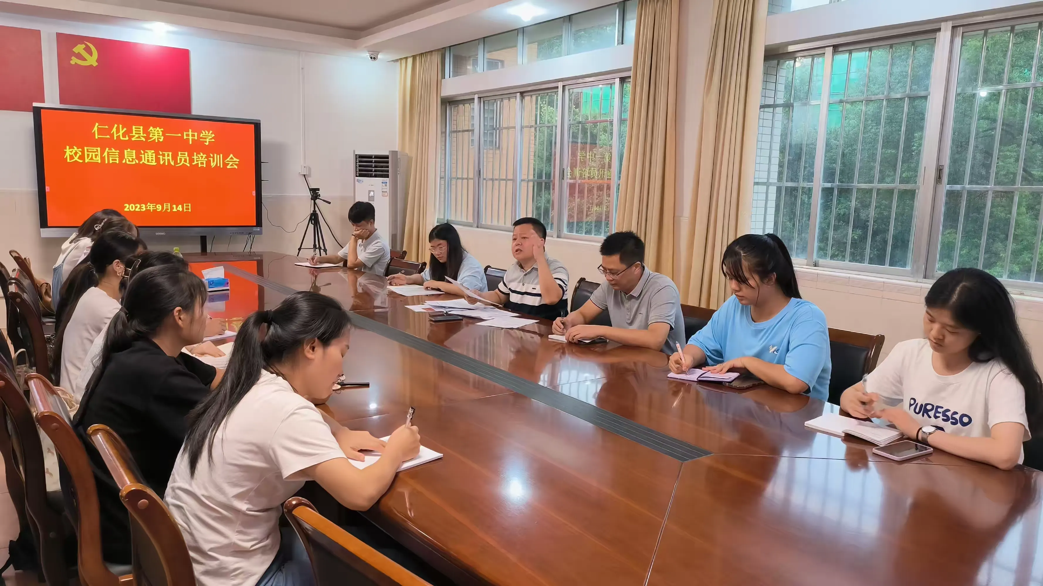 简篇-凝聚新力量,书写新篇章——仁化县第一中学举行新学期校园信息通讯员工作布置暨业务培训会