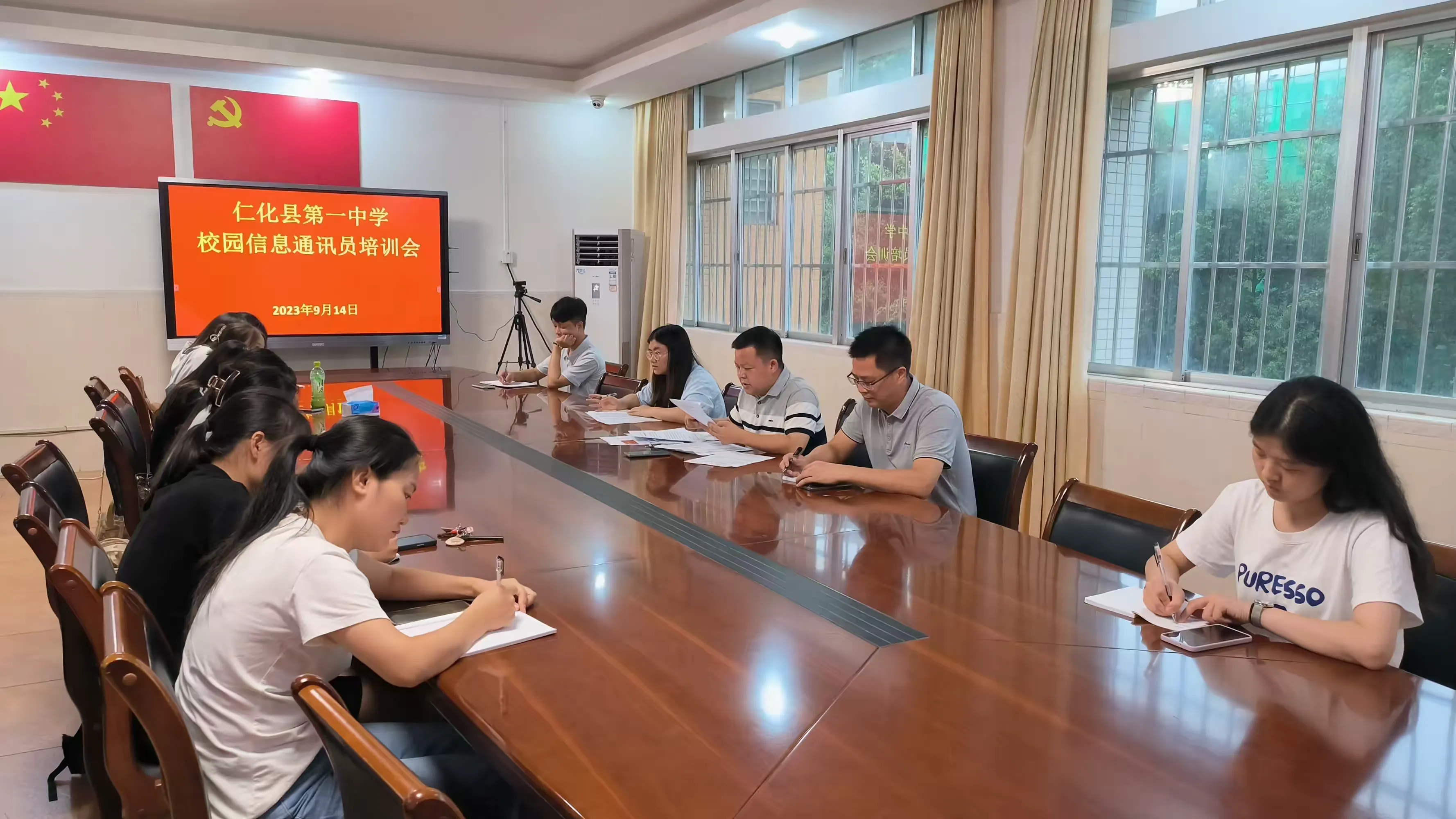 简篇-凝聚新力量,书写新篇章——仁化县第一中学举行新学期校园信息通讯员工作布置暨业务培训会