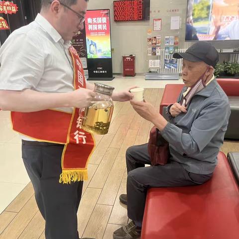 巴州分行巴音东路支行敬老日: 以爱为名，温暖相伴