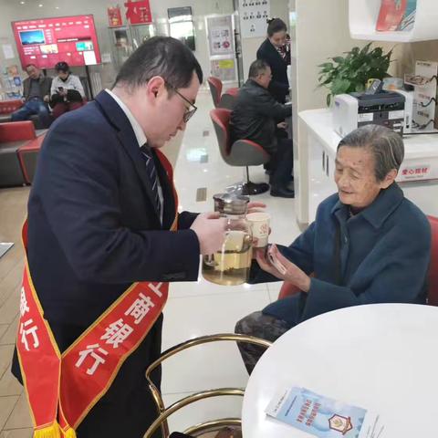 工行巴音东路支行：暖心服务守护“夕阳红”