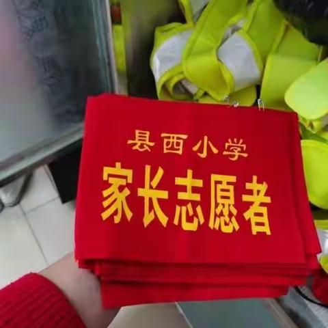 【守护一直在】—记六（8）班爱心家长护岗风采