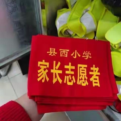 《用心护岗，与爱同行》—记六（8）班爱心志愿者护岗