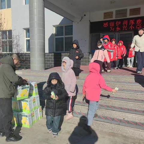 爱心牛奶暖童心﻿ 企业担当助成长