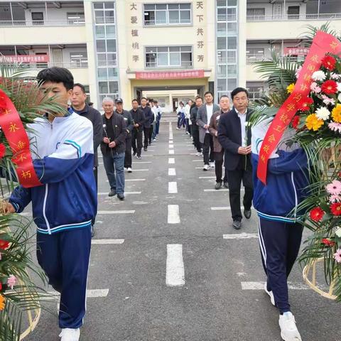 清明雨洗烈士墓 挥笔祭出英雄魂      ——甘沟学校清明节祭奠赵杰烈士