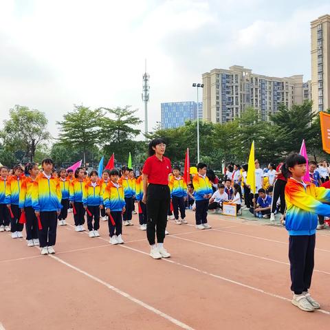 “鲲鹏展翅，扶摇直上。看我六班，英姿飒爽”                                    --记录三（6）运动会