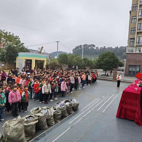 情系丹青爱学子，捐资助学暖人心    ——“郑超先生到南白马桥小学开展校服捐赠活动”