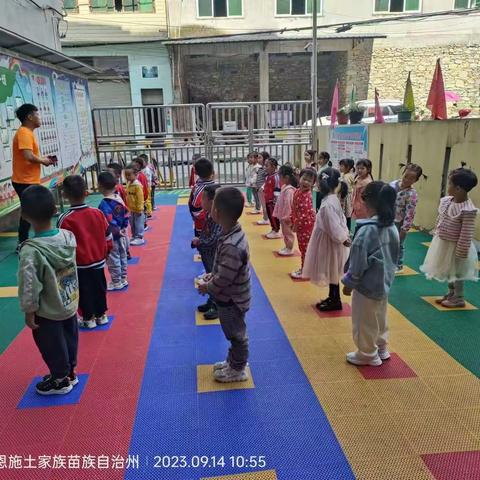 爱上幼儿园，快乐“美”一天 星星幼儿园体智能课程——快乐的滑溜布