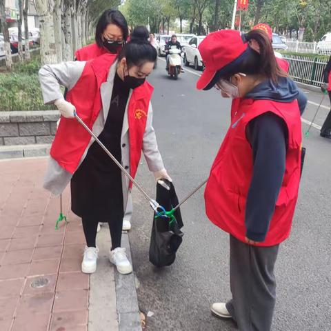 宣化区教育和体育局开展“喜迎双节，扮靓古城”环境卫生整治活动