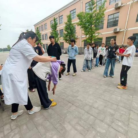 阎什镇红旗完小开展学生脊柱侧弯检查活动