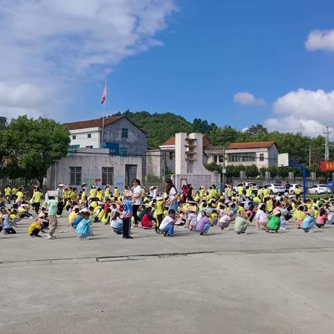 张谷英镇饶村小学防地震应急疏散演练