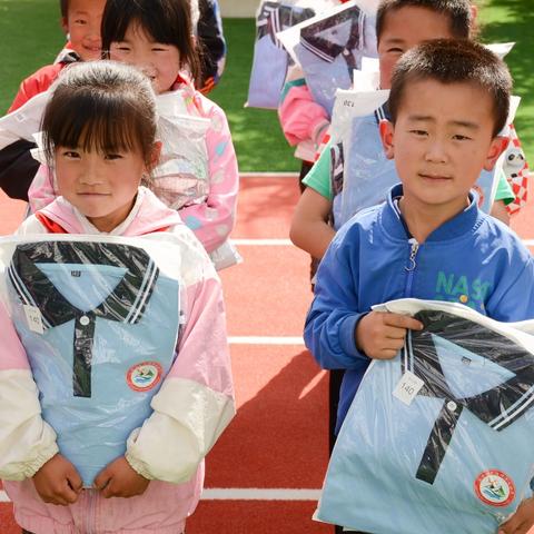 【夏风迎诗意，捐赠暖人心】记青岛市崂山区第二实验小学五年级团队与新鼎华锦实业集团爱心校服及书籍发放仪式