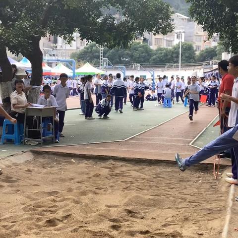 鼓舞斗志，铸就辉煌！在这个活力四溢的季节里，我们迎来了盛大的文体活动周。让我们用热情与毅力点燃生命的火焰，一展风采！