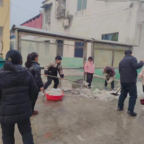 铁锹与笑声齐飞——前席师生扫雪暖心实录