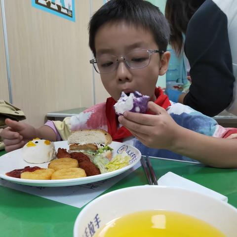 第四周生活总结 时间流逝，永不停歇;一切都在更新，宝贝们也在成长。 一起看看宝贝的成长记录吧! 宝贝们吃饭啦!