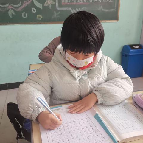 屯庄小学低年级铅笔字书写活动