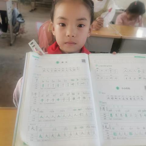 实验小学谷堆校区，练字从低年级抓起，每周一练，每次都有进步！