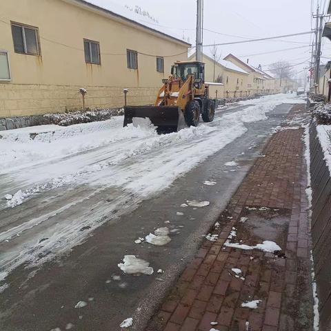 清理公路上的积雪