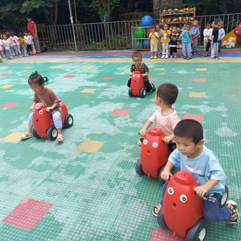 兰老师 喜羊羊幼儿园小二班 今天天气真好，阳光明媚，欢声笑语在幼儿园里回荡的 整个幼儿园弥漫着童年的香气 散发着小朋友的快乐时光。 处处散发着小朋友们的快乐时光