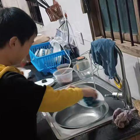 【筑梦四乐·师生乐动】童心敬长辈，情暖重阳节——十里岗镇中心小学开展重阳节感恩教育系列活动