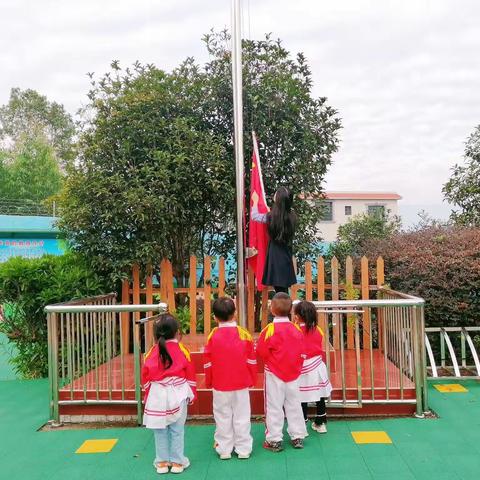 让幼儿在愉快游戏中学习,培养幼儿学习兴趣。为幼儿创设轻松、愉快的学习环境,结合主题加强环境与教育的互动与结合。