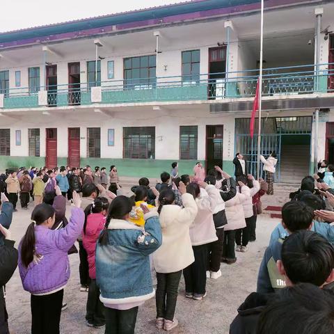 后路小学周一升旗仪式