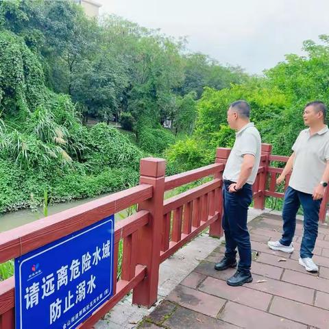 金山街道党工委书记带队开展“河长日”巡河行动