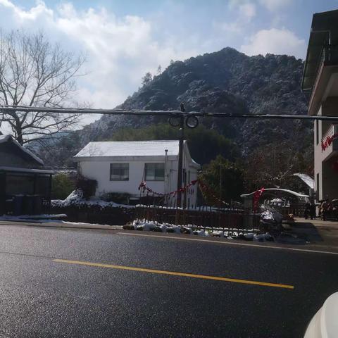 雪中送暖  情深意切        --新路湾小学春节慰问纪实                     通讯员:华 义 根