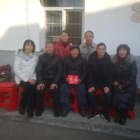 校长驾车带理事 挨家穿户慰银龄 ——退教协新路湾镇中心小学分会春节慰问巡礼 通讯员 华义根