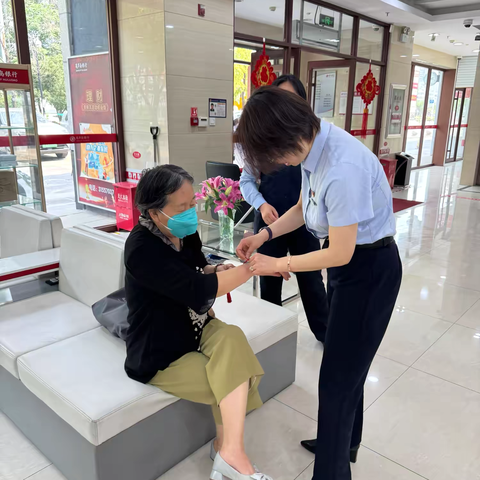 粽情端午邻里和，银社携手惠民生