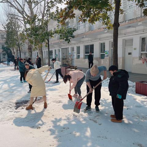 齐心协力除冰雪，万众一心保开学——丹水池小学全体党员及家长志愿者除雪纪实