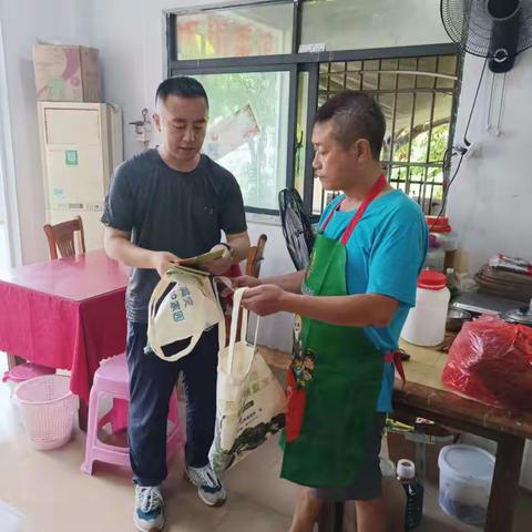 三亚市应急管理局在水蛟村开展登革热防控宣传活动