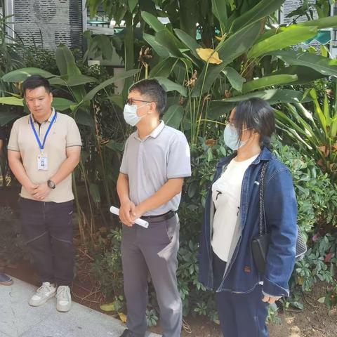 落实“热线+督查+制度”三位一体工作机制，市、区单位协调处理万科湖畔公园小区电动车乱停乱放的问题