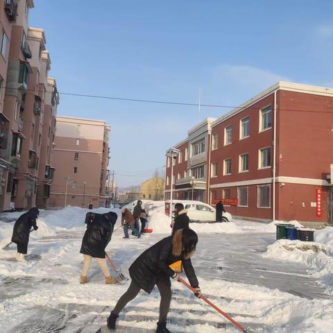 刘山街道安泰社区扫雪我先行，行动暖人心。