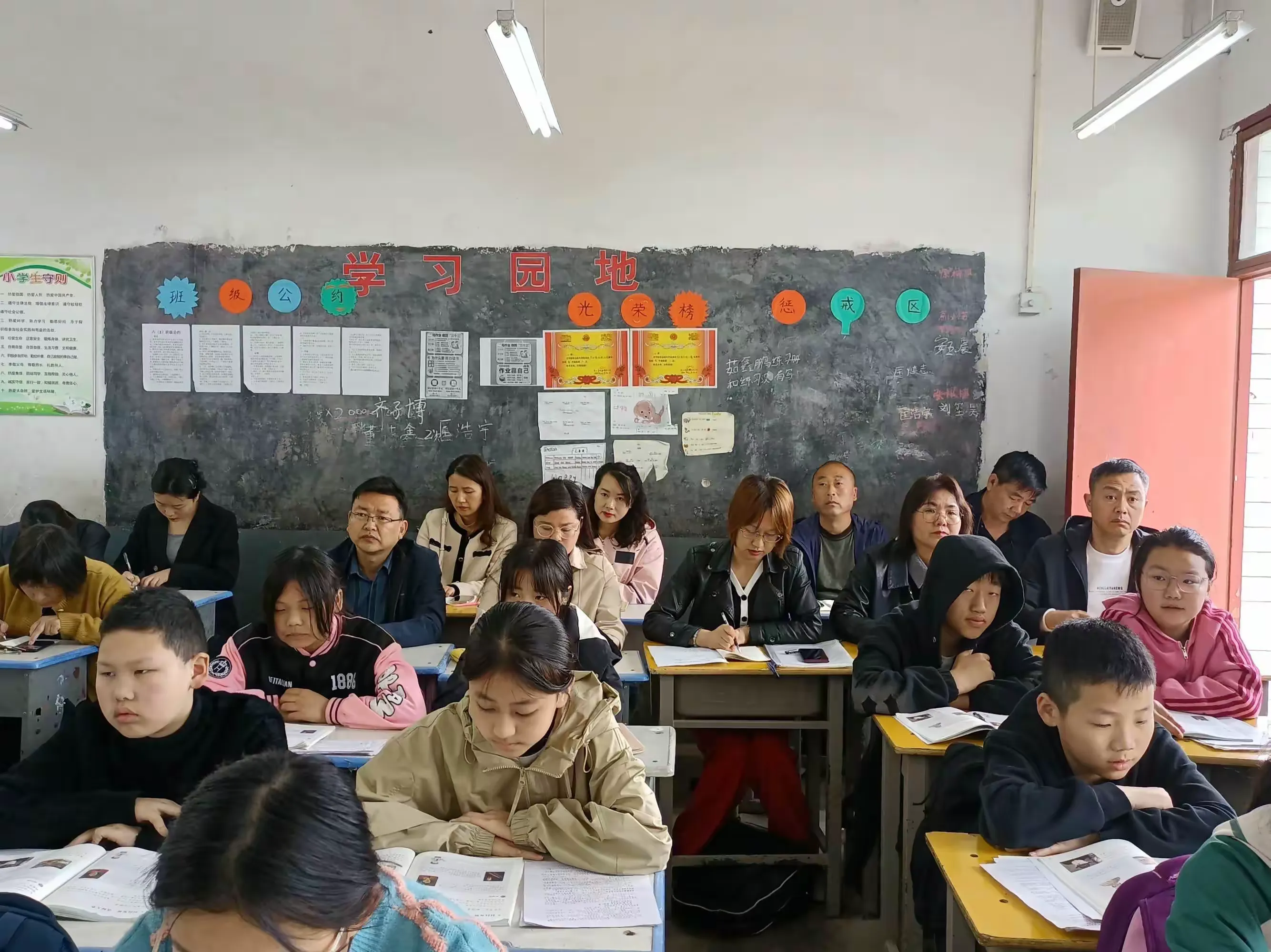 简篇-最美人间四月天,齐研共思谱新篇
---露峰中心校六年级综合科区域教学研讨活动
