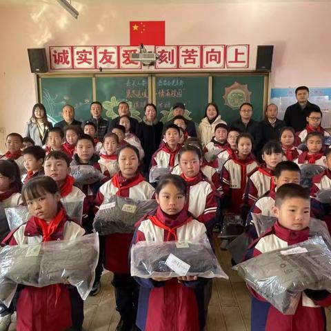 县关工委、县委办党支部联合 开展“寒冬送暖·情满校园” 主题党日活动