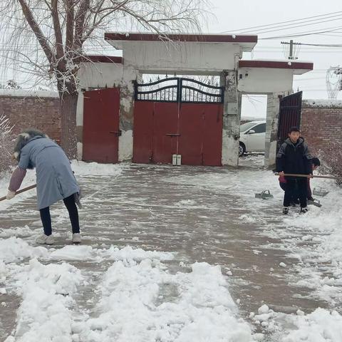 清扫积雪，情满校园一一一辉泉沟小学"清扫校园积雪"行动