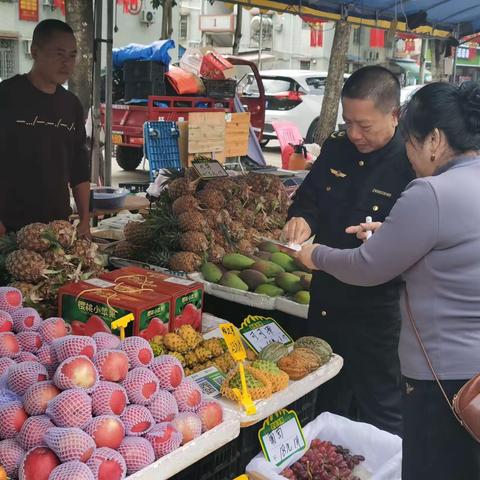 万宁市市场监督管理局开展春节期间旅游市场水果摊位明码标价专项整治活动