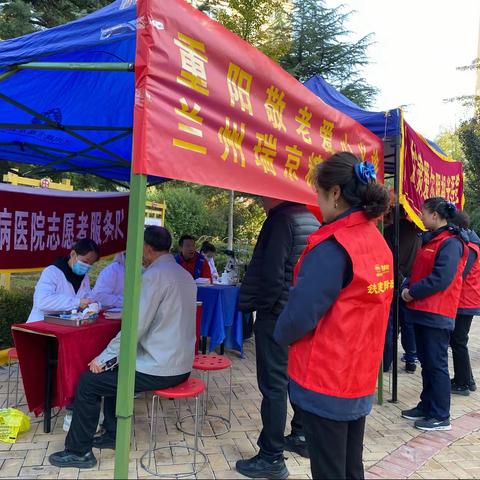 铁建丽苑物业服务处开展“重阳节敬老献爱心，志愿服务我先行”义诊、义剪活动