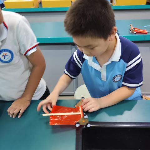 践行环保理念，巧制便携购物袋 —— 九江小学八里湖校区科学社团开展特色主题活动