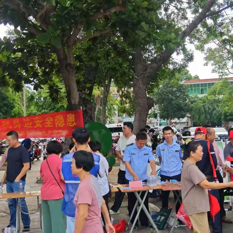 东方市开展2025年全国“安全生产月”咨询日宣传活动