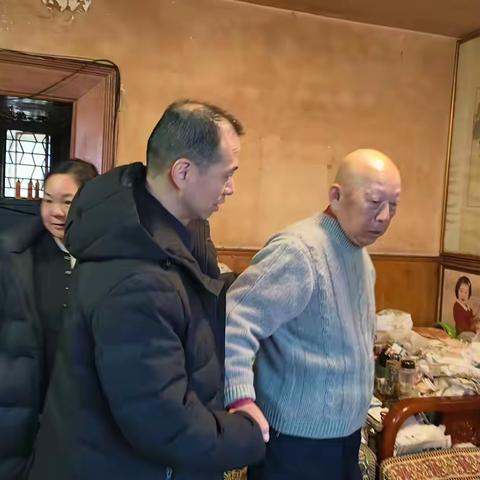 新春慰问暖人心，情系退休老干部——六里屯街道开展节前慰问