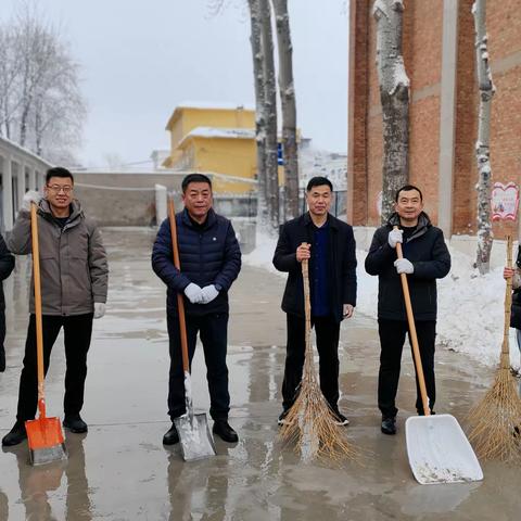 冬日暖人心，扫雪我先行